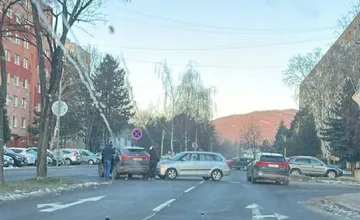 Vodiči, pozor v Prievidzi na ulici Ľuda Ondrejova sa v križovatke zrazili dve osobné autá