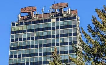 FOTO: Architektonická dominanta Považskej Bystrice, budova ABŠO chátra, domáci ju však majú stále radi