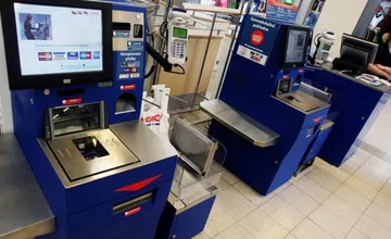 Trenčanovi v supermarkete povedali, aby išiel na samoobslužnú pokladňu, plný košík odstavil a odišiel bez nákupu