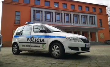 Mestská polícia v Novom Meste nad Váhom oslavuje 100 rokov, prešla od píšťalky k modernej službe