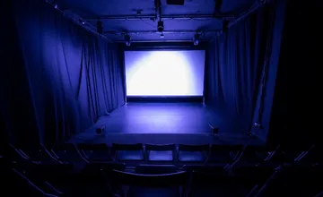 V Trenčíne vzniká nové kino, chce byť miestom pre filmových nadšencov, ktorí ocenia útulnú sálu a pohodlie