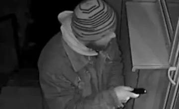 Pozor, v Skalke nad Váhom sa pohybuje podozrivý muž, snažil sa dostať do podniku, ďalej sa pohybuje po obci