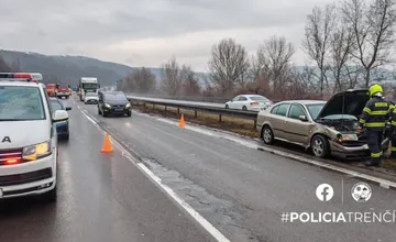 Vodiči, pozor na nehodu na diaľnici D1 pri Trenčíne v smere na Bratislavu, prejazdný je len jeden jazdný pruh