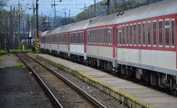 Rýchliky v Bratislave sa ocitli na jednej koľaji, rušňovodič asi prešiel návestidlo Stoj, vlak tak meškal dlhé hodiny