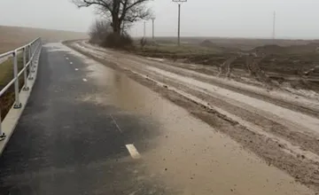 FOTO: Nákladné autá znehodnocujú cyklotrasu medzi Trenčínom a Dubnicou, pri poľnej ceste sa vraj nedá prechádzať nikomu