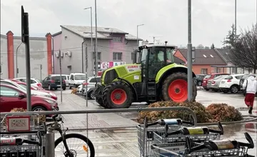 FOTO: Novomešťanom sa naskytol nezvyčajný pohľad, traktor parkujúci na parkovisku pred supermarketom pobavil obyvateľov