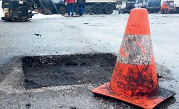Bánovčania kritizujú stav ciest v meste. Rýchle zásahy nestačia, väčšina opravených výtlkov vydrží len pár mesiacov
