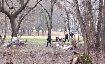 FOTO: Park v Prievidzi je pod paľbou kritiky, ľudia sa sťažujú na neporiadok po asociáloch a žiadajú zásah mesta