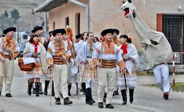 FOTO: Pripravte si masky, v Trenčianskom kraji na vás čakajú karnevaly a fašiangové sprievody plné tradícií a chutí
