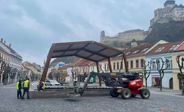 Trenčania, pozor, Mierové námestie bude od štvrtku oplotené a sčasti uzavreté, obmedzenia potrvajú takmer dva týždne