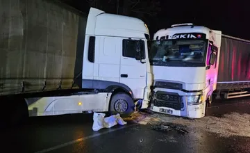Dopravná nehoda dvoch kamiónov pri Trenčíne na niekoľko hodín ochromila diaľnicu D1