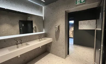 FOTO: Verejné toalety v Trenčíne sú po novom bezplatné a bezbariérové, mesto ich zmodernizovalo po 20 rokoch 