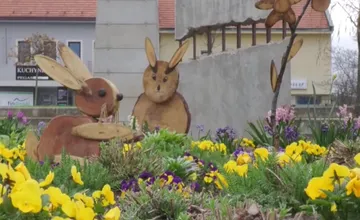 FOTO: V Prievidzi stavili na šikovnosť mestských pracovníkov, obyvateľov potešia ich originálne a ekologické dekorácie