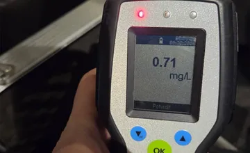 FOTO: Dvojitý zásah v Bánovciach, muži zákona odhalili vodiča s príkazom na zatknutie a druhého pod vplyvom alkoholu