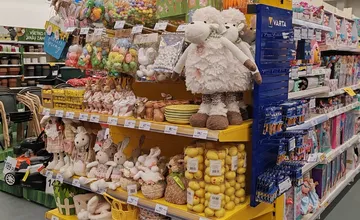 FOTO: Novomešťania kritizujú predčasné sviatočné kampane, veľkonočný tovar sa v obchodoch objavil ešte počas mrazov
