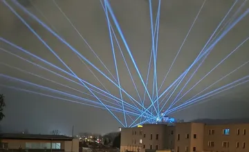 VIDEO: Trenčania komentujú silné lasery, ktoré sa vo večerných hodinách objavili na Trenčianskom hrade,  stihli ste ich?