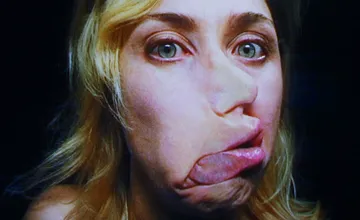 FOTO: Svetová hviezda videoartu mení trenčiansku stanicu na umelecký zážitok, uprostred čakania vás vyruší žena