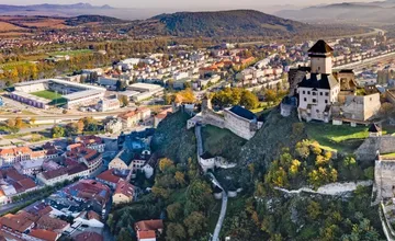 FOTO: Víkend v Trenčíne a okolí láka na jedinečné zážitky, od ochutnávky vína a plesovú noc až po divadlo v autobusoch