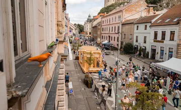 Centrum Trenčína zaplnia vône z domova aj zo sveta, Palackého ulica sa na Valentína premení na veľkú gastro zónu
