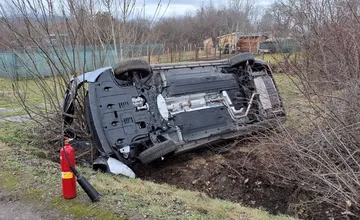 FOTO: Hasiči zasahovali pri nehode v Prievidzskom okrese, auto skončilo na boku, ako dopadli pasažieri?