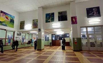 FOTO: Trenčianska železničná stanica sa zmenila na obrazáreň, netradičná výstava vyvolala u obyvateľov obdiv aj kritiku