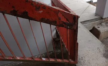 FOTO: Obyvatelia Rozkvetu v Považskej upozorňujú na nebezpečné schody, niektorí sa na poškodenom zábradlí už zranili