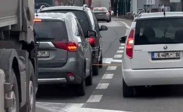 VIDEO: Nevšedná dopravná situácia v Trenčíne pobavila obyvateľov, medzi dve autá spojené lanom sa votrelo tretie