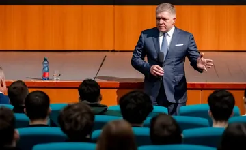FOTO: Premiér Fico debatoval so študentmi gymnázia v Novom Meste. Dnešná mládež považuje istoty za samozrejmosť, hovorí