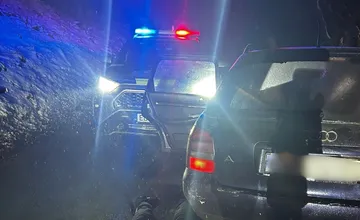 Drogami posilnený vodič so zákazom šoférovania unikal policajtom, medzi Čachticami a Višňovým narazil priamo do hliadky 