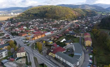 VIDEO: Problémová križovatka v Trenčianskej Teplej čaká na riešenie už vyše dvoch desaťročí, dočká sa konečne?