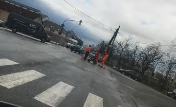 Vodiči, dávajte si pozor na križovatke v Prievidzi pracujú cestári, dopravu riadia podľa vodičov neorganizovane