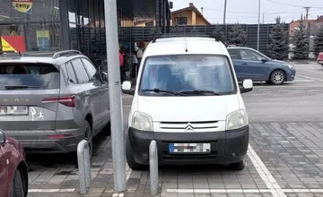 FOTO: Dôchodkyňa v Novom Meste zaparkovala na chodníku pred Lidlom, po vlne kritiky vysvetlila dôvody a ospravedlnila sa