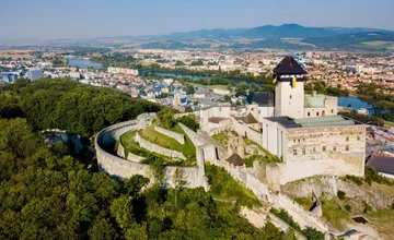 FOTO: Slovensko sa dostáva na mapu európskeho dedičstva, Trenčiansky hrad získal prestížne ocenenie ako Miesto mieru