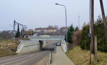 FOTO: Polícia v Ilave varuje chodcov, ktorí si krátia cestu pod železničným podjazdom. Riskujete svoje životy, odkazuje