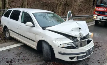 FOTO: Hasiči z Púchova zasahovali pri dopravnej nehode neďaleko Streženíc, zranila sa jedna osoba