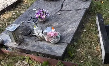 Spadnutý strom poškodil náhrobky na cintoríne v Trenčíne, škody však zostanú na pleciach pozostalých