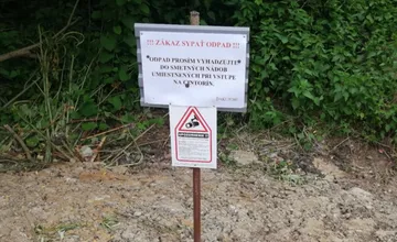 V obci pri Prievidzi spúšťajú intenzívny boj proti čiernym skládkam, nezodpovedných obyvateľov odhalia fotopasce