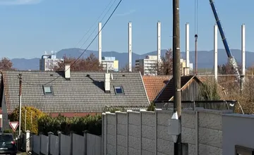 FOTO: Výstavba skladu v blízkosti rodinných domov rozdelila Bánovčanov, niektorí rozvoj vítajú, iní sa búria proti hluku