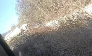 Kamión zablokoval cestu na vjazde do Brezovej pod Bradlom, vodiči sa musia pripraviť na obchádzky