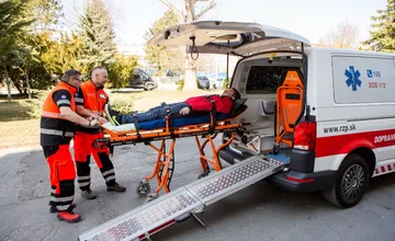 Pacienti na pohotovosti v Bánovciach namiesto lekára nachádzajú len papier s číslom, sú nútení volať záchranku