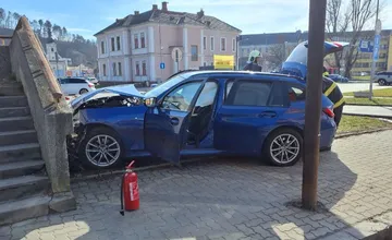 FOTO: Hasiči zasahovali pri dopravnej nehode v Trenčíne, osobné auto narazilo do betónových schodov pri starom moste 