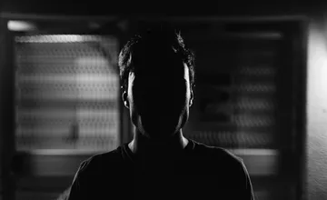 Neznámy muž ovalil v Trenčíne ženu, po páde na zem ju chcel znásilniť. Záchranu našla v okoloidúcom