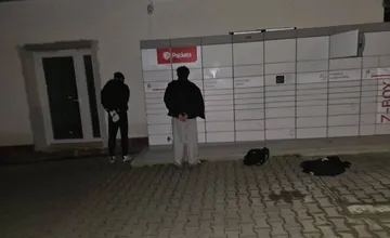 Mladistvé osoby sa pokúsil vykradnúť Z-Box v obci pri Trenčíne. Policajti ich chytili priamo pri čine