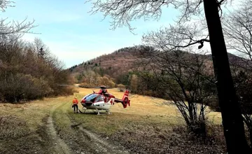 Leteckí záchranári z Trenčína zachraňovali dvoch mužov, ktorí narazili do stromu na štvorkolke