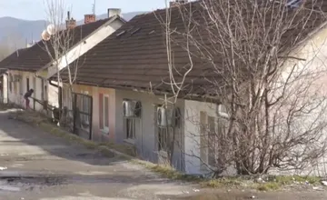 Handlová búra storočné banícke kolónie, časť obyvateľov vyčkáva, až kým prídu bagre