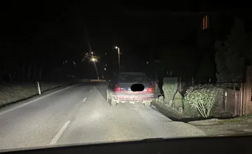 Vodiči v obci pri Bánovciach kritizujú nebezpečné státie, auto tam takto parkuje každú noc. Je to v poriadku?, pýtajú sa