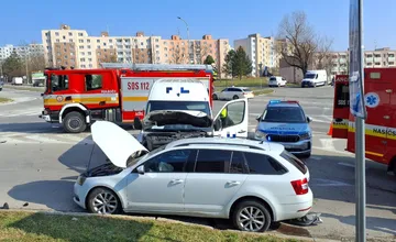 FOTO: Rušná križovatka v Trenčíne sa zmenila na miesto zásahu, po zrážke dvoch vozidiel prevážali vodiča do nemocnice