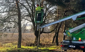 FOTO: Mesto Prievidza začalo jarné upratovanie. Technické služby opravujú cesty, osvetlenie aj mestskú zeleň