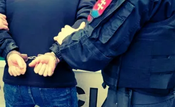 Pred podnikom v Trenčíne došlo k potýčke, jeden muž skončil v nemocnici, obvineným je len 17-ročný mladík