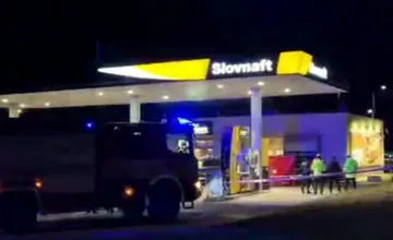 Detaily tragédie na čerpacej stanici pri Novom Meste, kde otec cez víkend smrteľne zrazil synčeka pri cúvaní